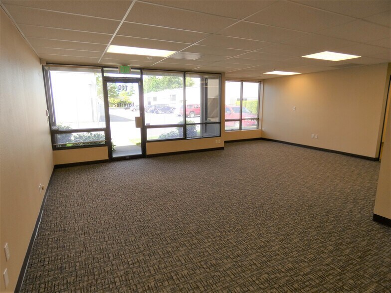More Photos Of 5293 NE Elam Young Pky, Hillsboro Showroom For Lease