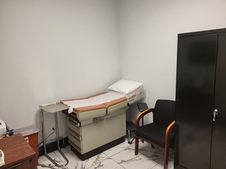 More Photos Of 1575 Pine Ridge Rd, Naples General Retail For Sale