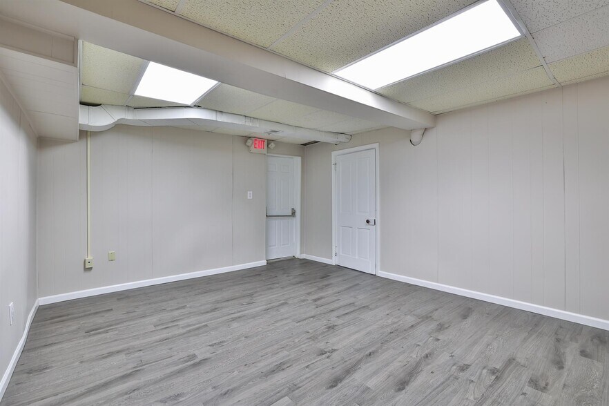 More Photos Of 2007 Madison Rd, Cincinnati Storefront For Sale