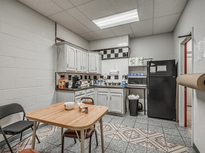 More Photos Of 3730-3732 N MacArthur Blvd, Warr Acres Showroom For Sale