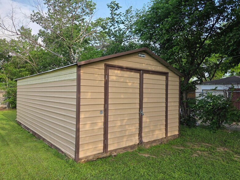 More Photos Of 1339 N Masters Dr, Dallas General Retail For Sale