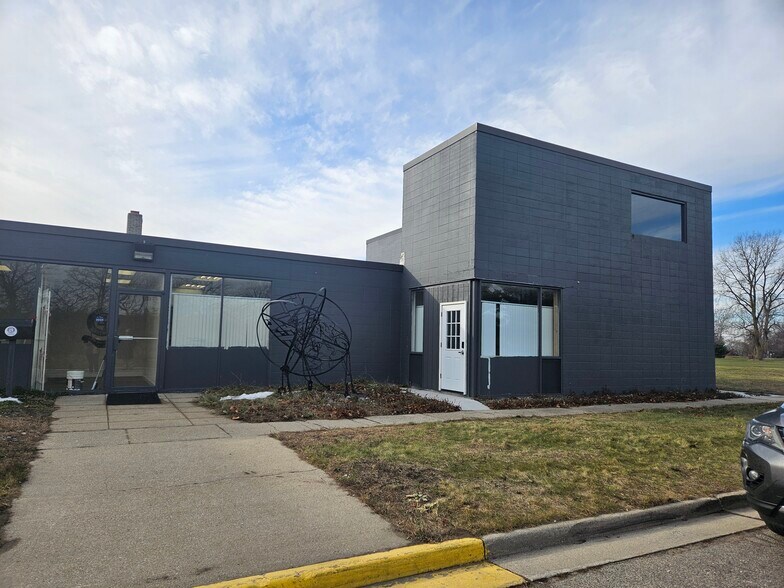 More Photos Of 1406-1414 E Pine St, Midland Warehouse For Lease