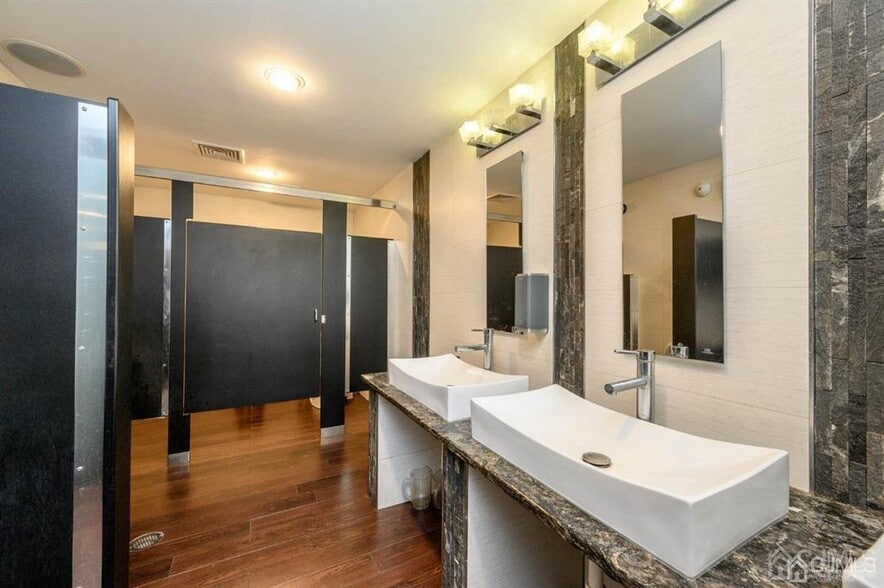 More Photos Of 522 Rt-33, Englishtown Restaurant For Lease