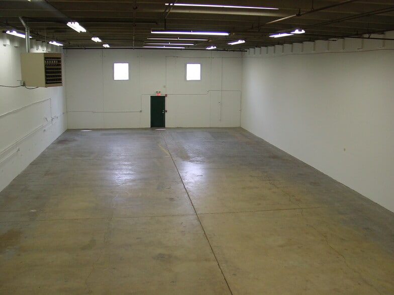 More Photos Of 450-588 W 5th Ave, Naperville Warehouse For Lease