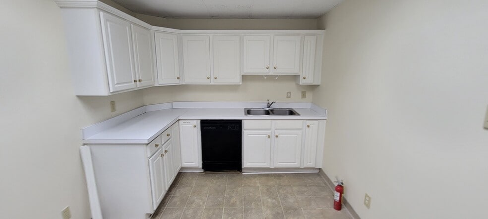 More Photos Of 7 W Queens Way, Hampton Medical For Lease