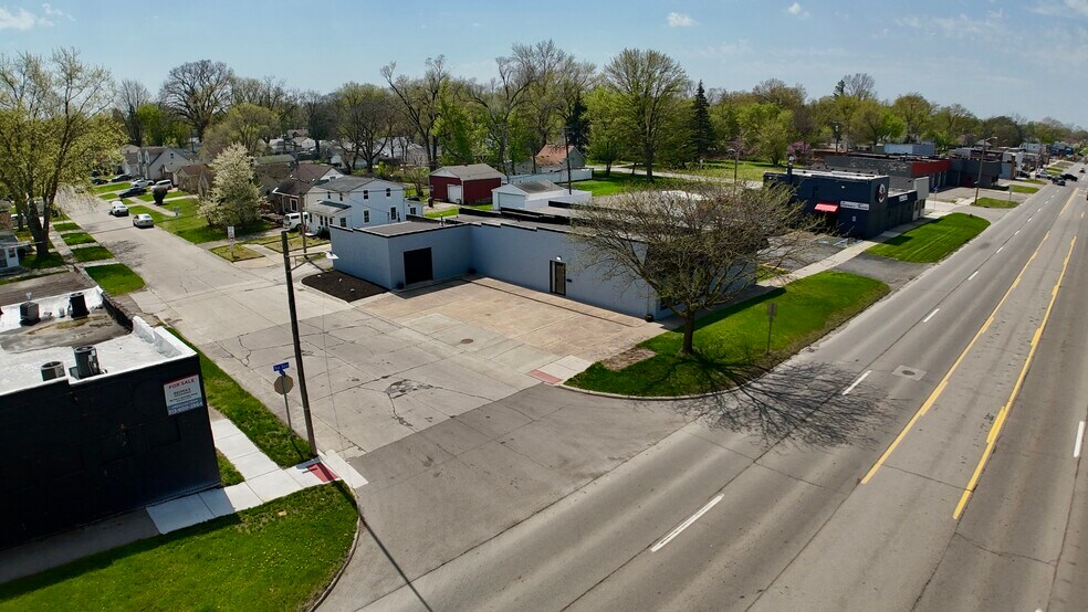 Primary Photo Of 25611 Van Born Rd, Taylor Freestanding For Sale