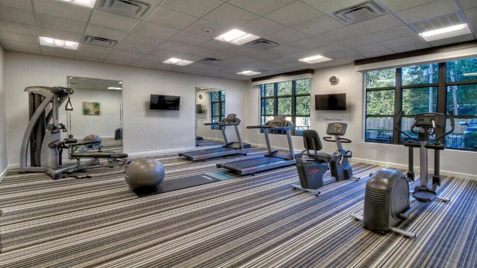 More Photos Of 923 N Gloster St, Tupelo Hotel For Sale