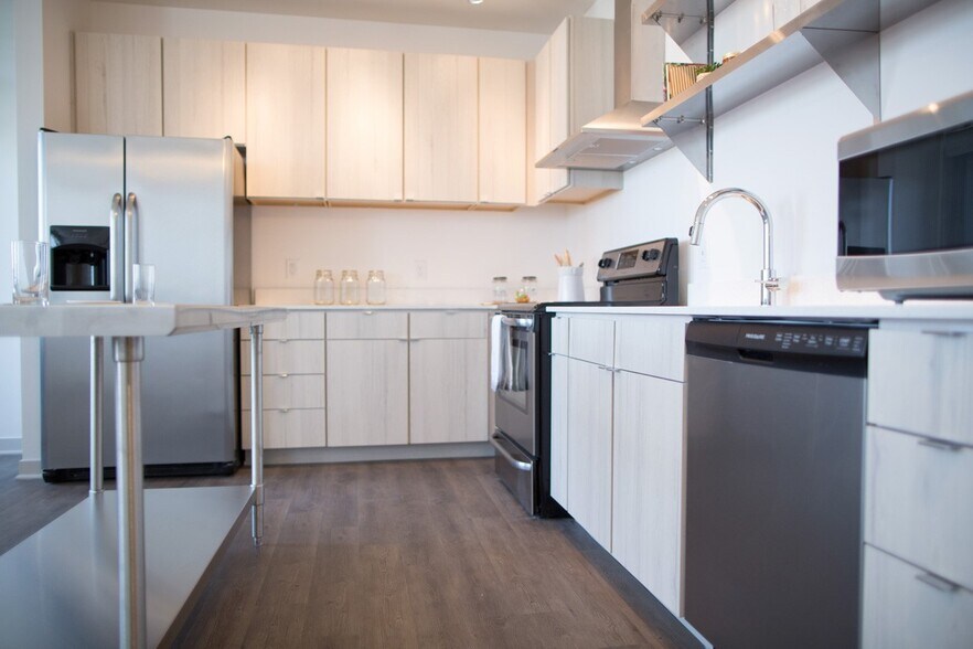 More Photos Of 747 N College Ave, Indianapolis Apartments For Lease