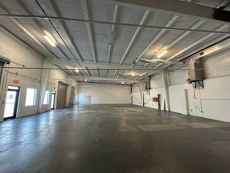 More Photos Of 1280 Hand Ave, Ormond Beach Showroom For Lease