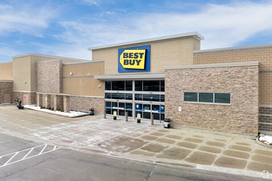 More Photos Of 700 N Edwards Blvd, Lake Geneva Freestanding For Sale