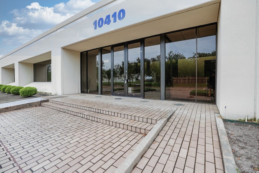 More Photos Of 10410 Corporate Dr, Sugar Land Research And Development For Lease