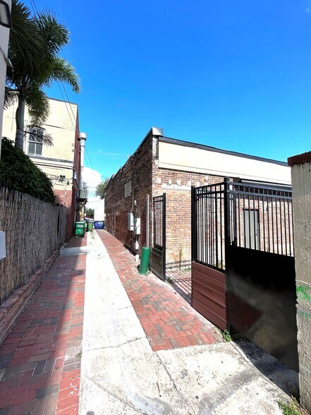 More Photos Of 1710 N 14th St, Tampa Storefront For Lease