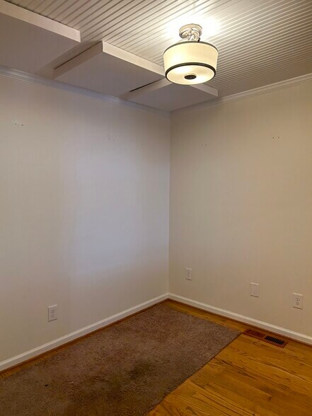 More Photos Of 414 Main St, Franklin Bar For Lease