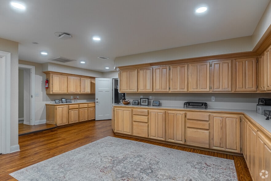 More Photos Of 117 San Augustine St, Center Office For Sale