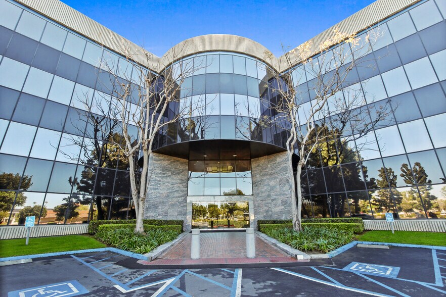 More Photos Of 400 N Tustin Ave, Santa Ana Office For Lease