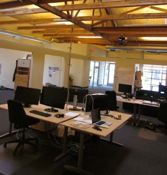 More Photos Of 2200 NW Savier St, Portland Flex For Lease