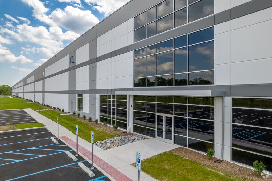 More Photos Of 2051 Old Coochs Bridge Rd, Newark Warehouse For Lease