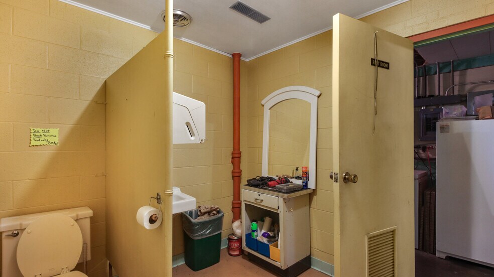 More Photos Of 909 W Main St, Cameron General Retail For Sale