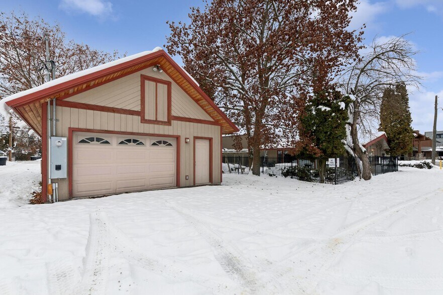 More Photos Of 327 Spokane Ave, Whitefish Flex For Sale