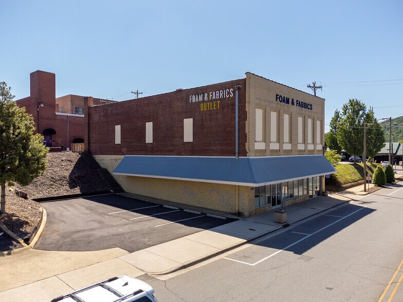 More Photos Of 34 N Logan St, Marion General Retail For Lease