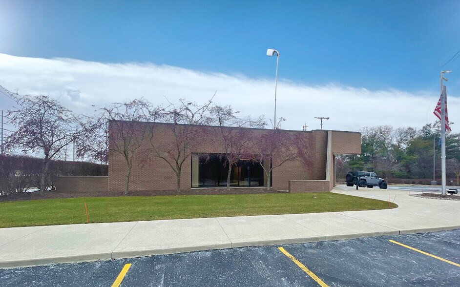 More Photos Of 23890 Novi Rd, Novi Bank For Sale