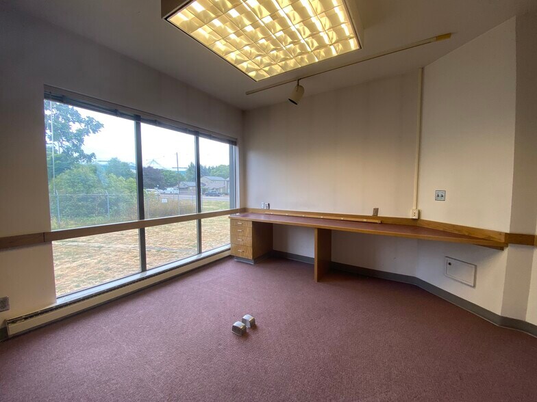 More Photos Of 6225 SE Lake Rd, Portland Office For Sale