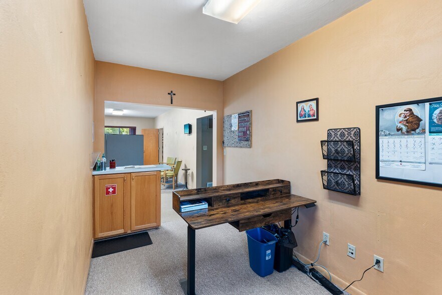 More Photos Of 712 S Pearl St, New London Office For Sale