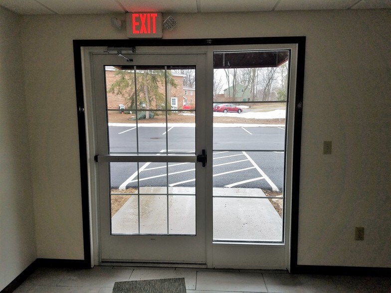 More Photos Of 8 Red Fox Dr, Colonie Medical For Lease