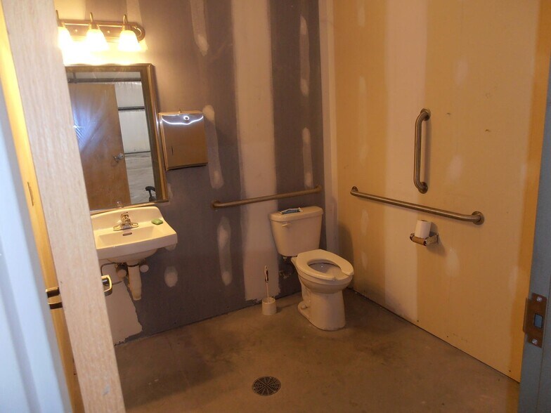 More Photos Of 9930 Express Dr, Highland Warehouse For Lease