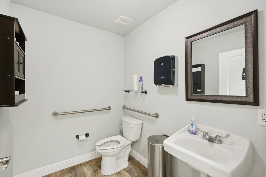 More Photos Of 3209 30th Ave S, Saint Petersburg Office For Sale