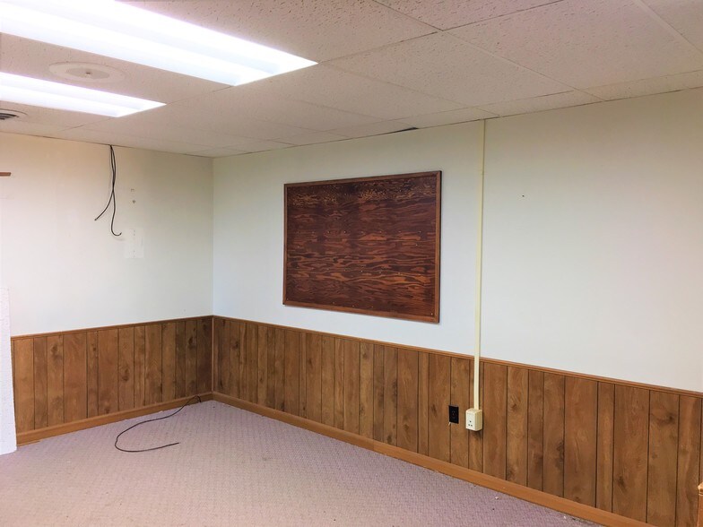 More Photos Of 620 N Edgemoor St, Wichita Warehouse For Sale