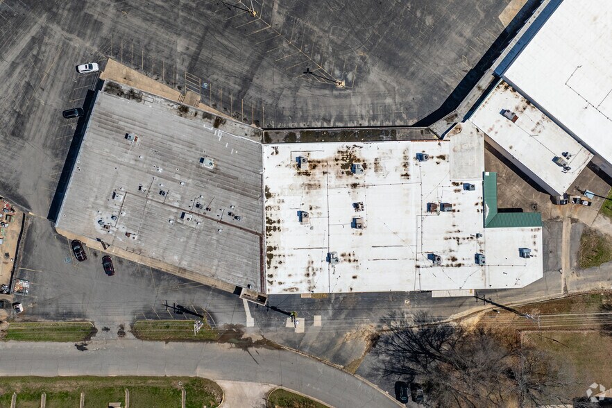 More Photos Of 1900 E Cherokee Ave, Sallisaw Storefront For Sale