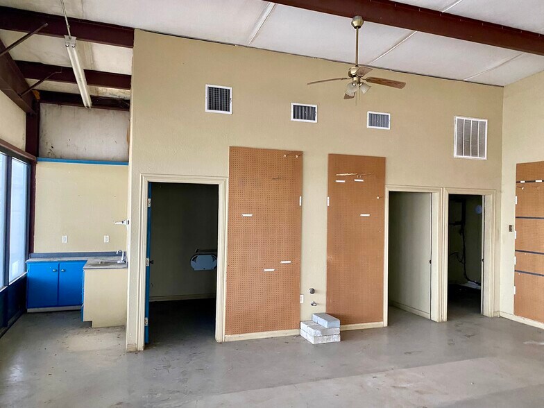 More Photos Of 902 S Main St, Jacksboro Warehouse For Lease