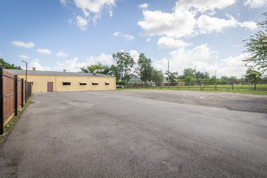 More Photos Of 1624 Airline Dr, Houston Warehouse For Sale