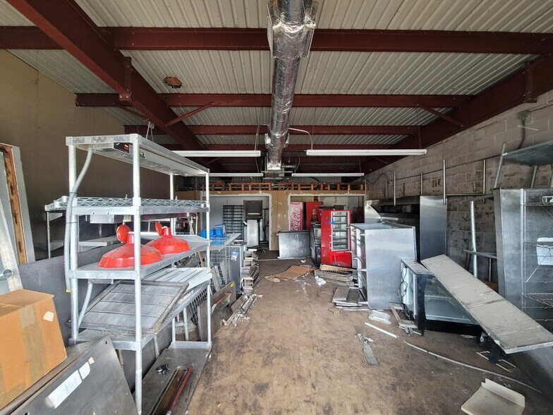 More Photos Of 1007 S Guadalupe St, Seguin Storefront For Sale