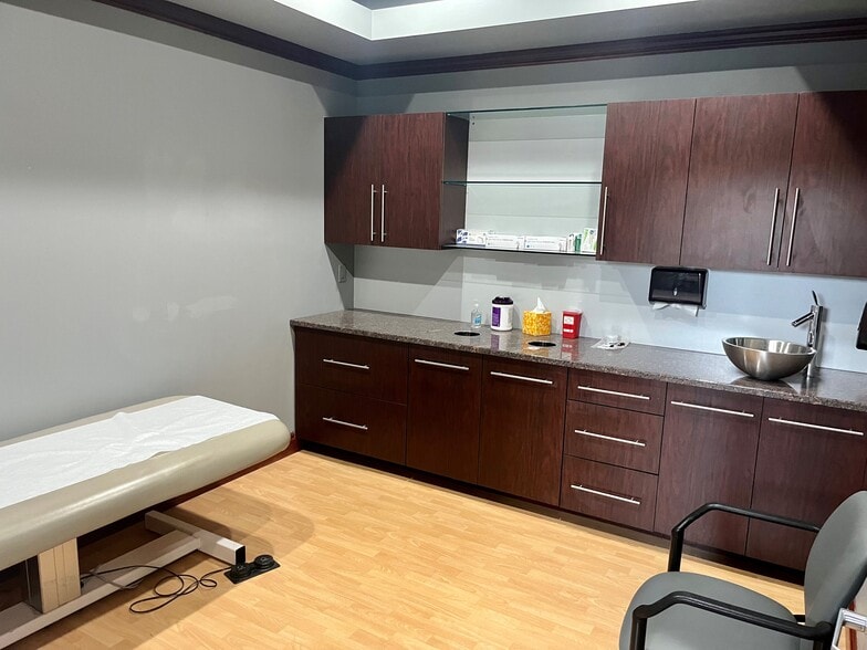 More Photos Of 27750 Middlebelt Rd, Farmington Hills Office For Lease