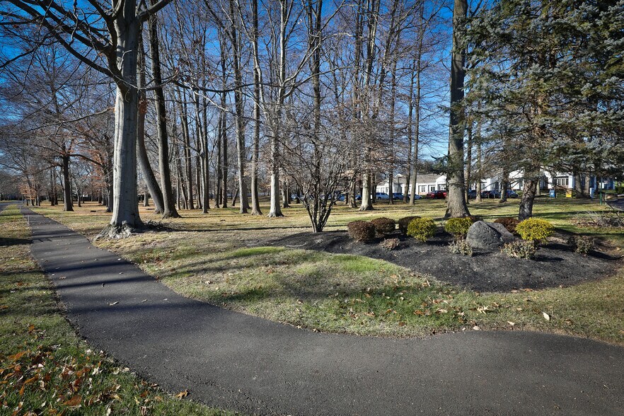 More Photos Of 400-415 Executive Dr, Langhorne Medical For Lease