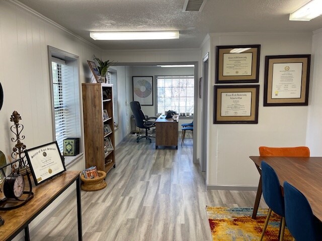 Primary Photo Of 110 E Pecan St, Gainesville Medical For Lease