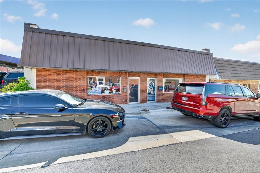 More Photos Of 221-223 N Locust St, Denton Office For Sale