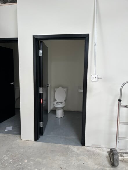 More Photos Of 404 S Shelfer St, Quincy Warehouse For Sale