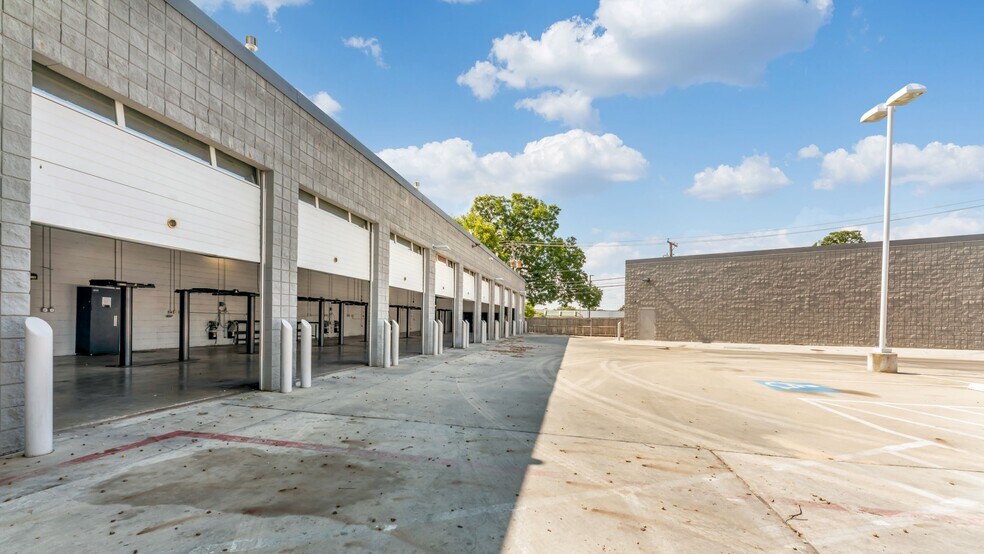 More Photos Of 211 University Drive, Fort Worth Auto Dealership For Sale