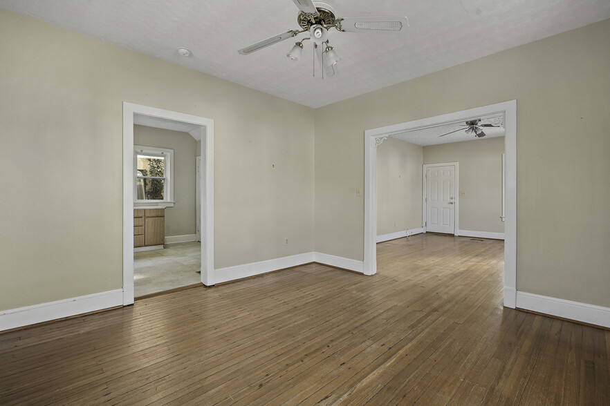 More Photos Of 41 E Colonial Hwy, Hamilton Freestanding For Sale