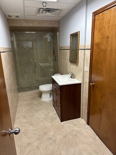 More Photos Of 435 W 194th St, Glenwood Manufacturing For Lease