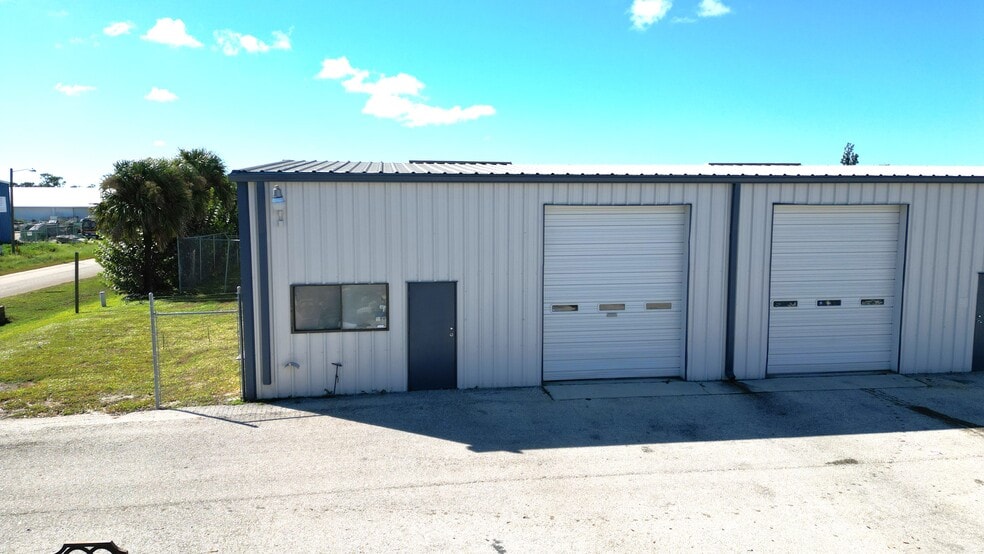 More Photos Of 5475 Williamsburg Dr, Punta Gorda Warehouse For Lease