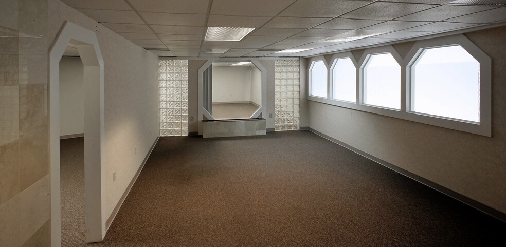 More Photos Of 1244 Executive Blvd, Chesapeake Flex For Sale