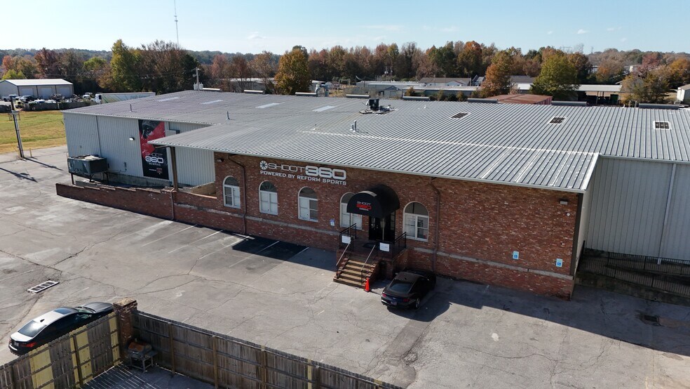More Photos Of 9525 Macon Rd, Cordova Light Distribution For Sale