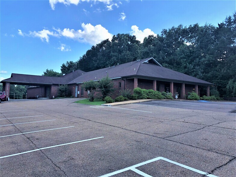 Primary Photo Of 1308 Belk Blvd, Oxford Medical For Sale