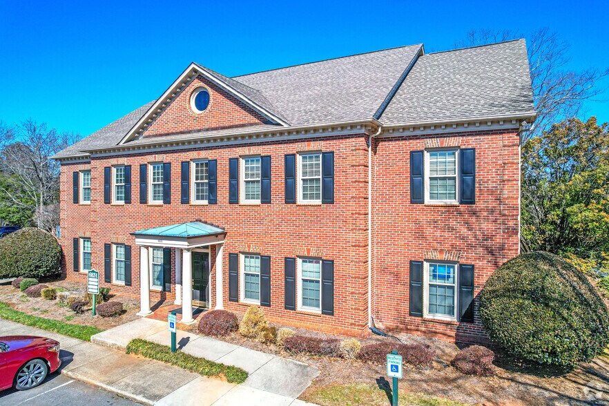 More Photos Of 6831 Fairview Rd, Charlotte Office For Sale