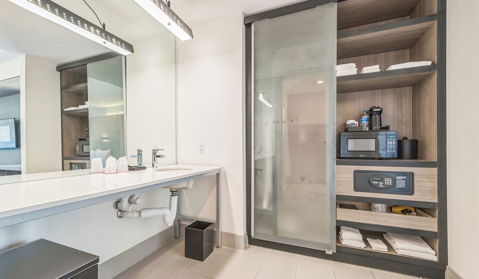 More Photos Of 900 S 11th St, Waco Hotel For Sale