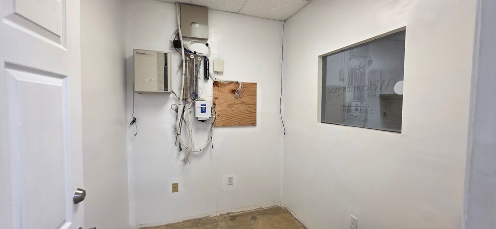 More Photos Of 7810 Kingspointe Pky, Orlando Warehouse For Lease